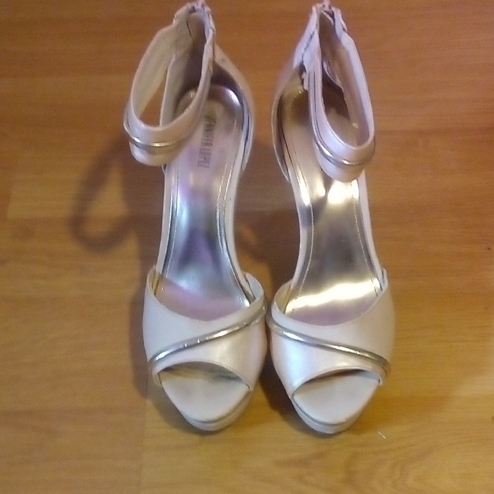 Kohl's Cream and Gold Elegant Heels with Peep-Toe Design